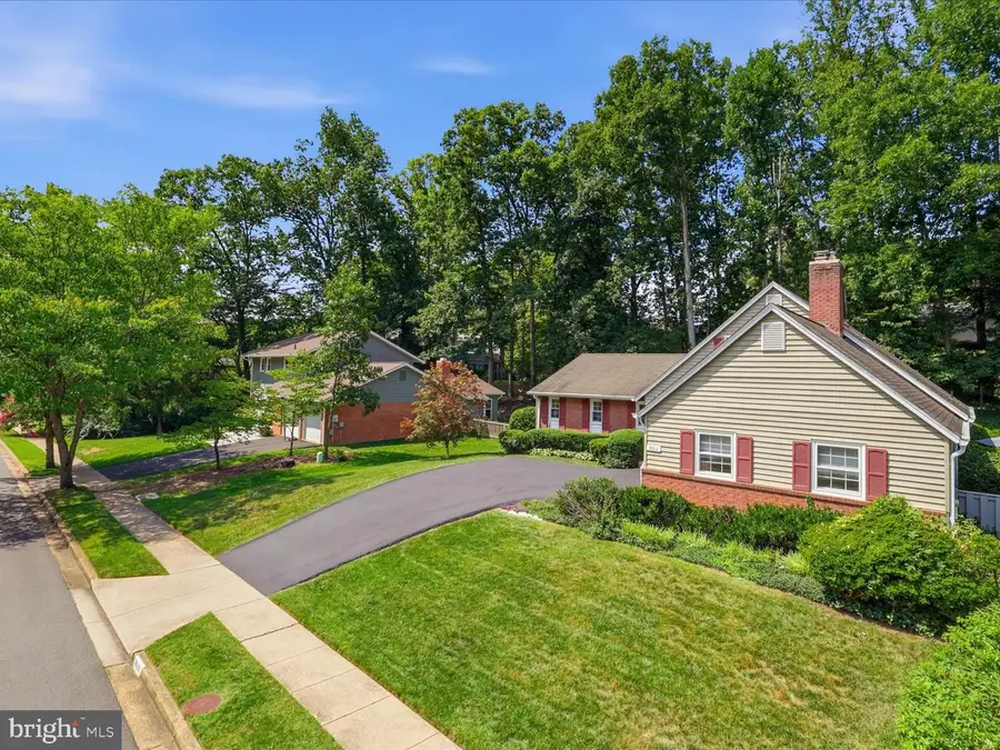 6012 Nassau Dr, Springfield, VA 22152 - #2
