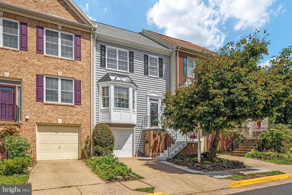 5521 Sully Lake Dr, Centreville, VA 20120 - #1