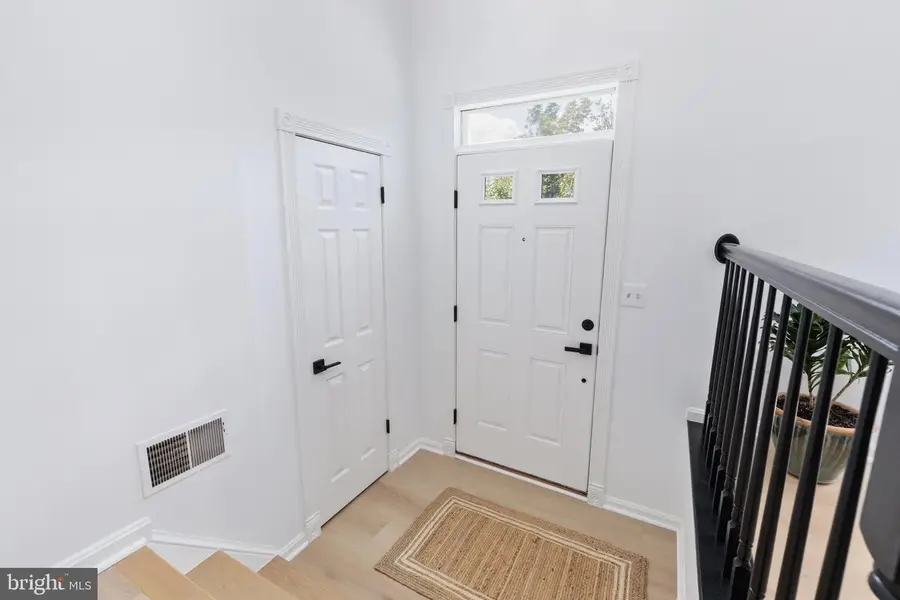 5521 Sully Lake Dr, Centreville, VA 20120 - #2