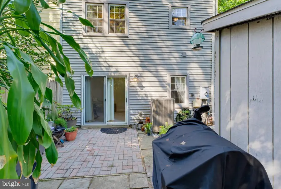 10116 Chestnut Wood Ln, Burke, VA 22015 - #3