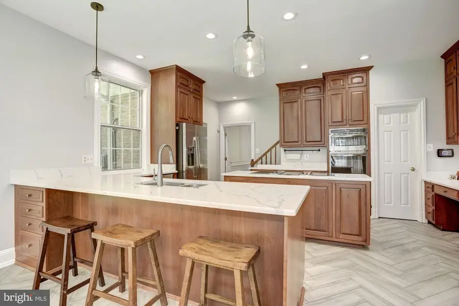 9563 Edmonston Dr, Great Falls, VA 22066 - #2