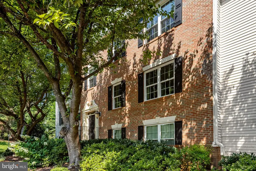 3808 Green Ridge Ct #302, Fairfax, VA 22033 - #3