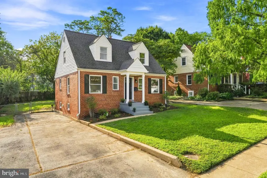2834 Summerfield Rd, Falls Church, VA 22042 - #2