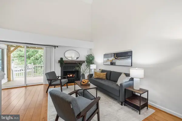 3377 Lakeside View Dr #19-2, FALLS CHURCH, VA 22041