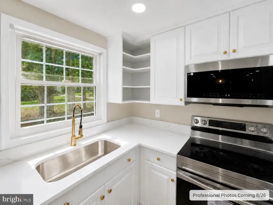 12555 Cross Country Ln, Reston, VA 20191 - #3