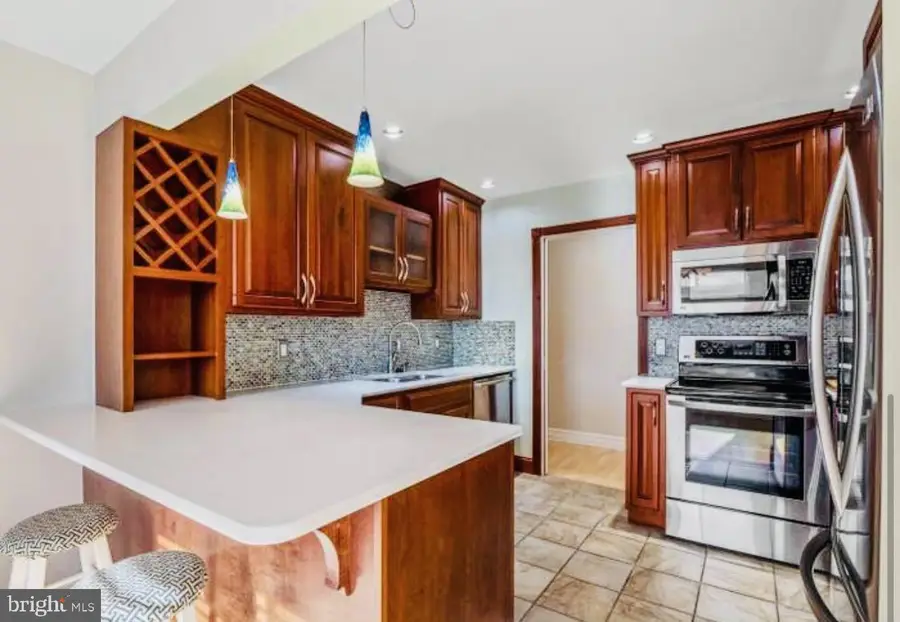 9718 Kingsbridge Dr #204, Fairfax, VA 22031 - #3