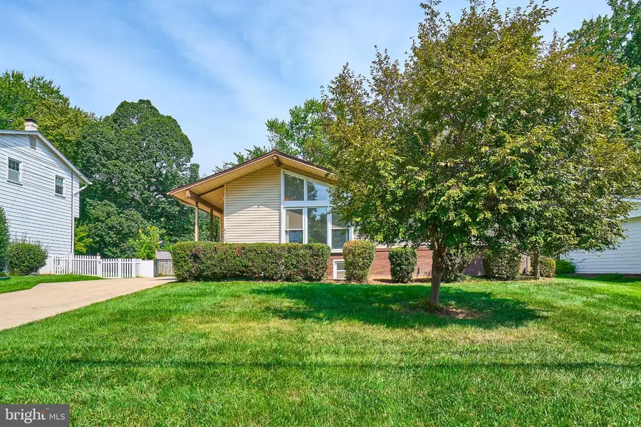 8510 Cottage St, Vienna, VA 22180 - #2