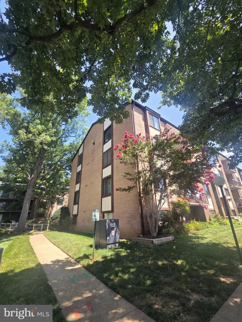 9730 Kingsbridge Dr #301, Fairfax, VA 22031 - #2