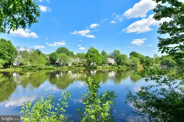 2946 Yarling #2946, FALLS CHURCH, VA 22042