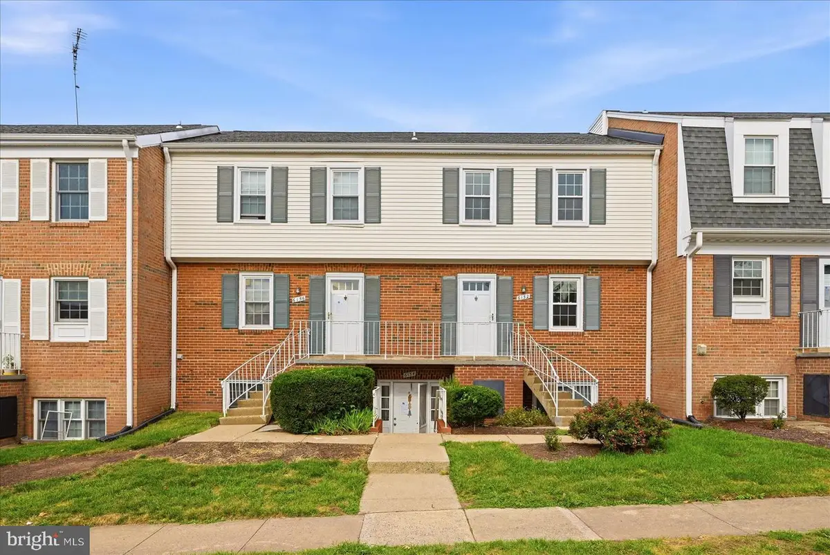 6152 Strasburg Dr, Centreville, VA 20121 - #1