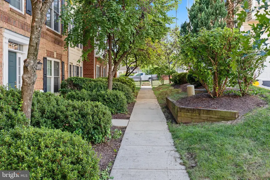 2467 Huntington Park Dr, Alexandria, VA 22303 - #2