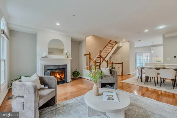 8816 Hunting Lodge Ct, VIENNA, VA 22182