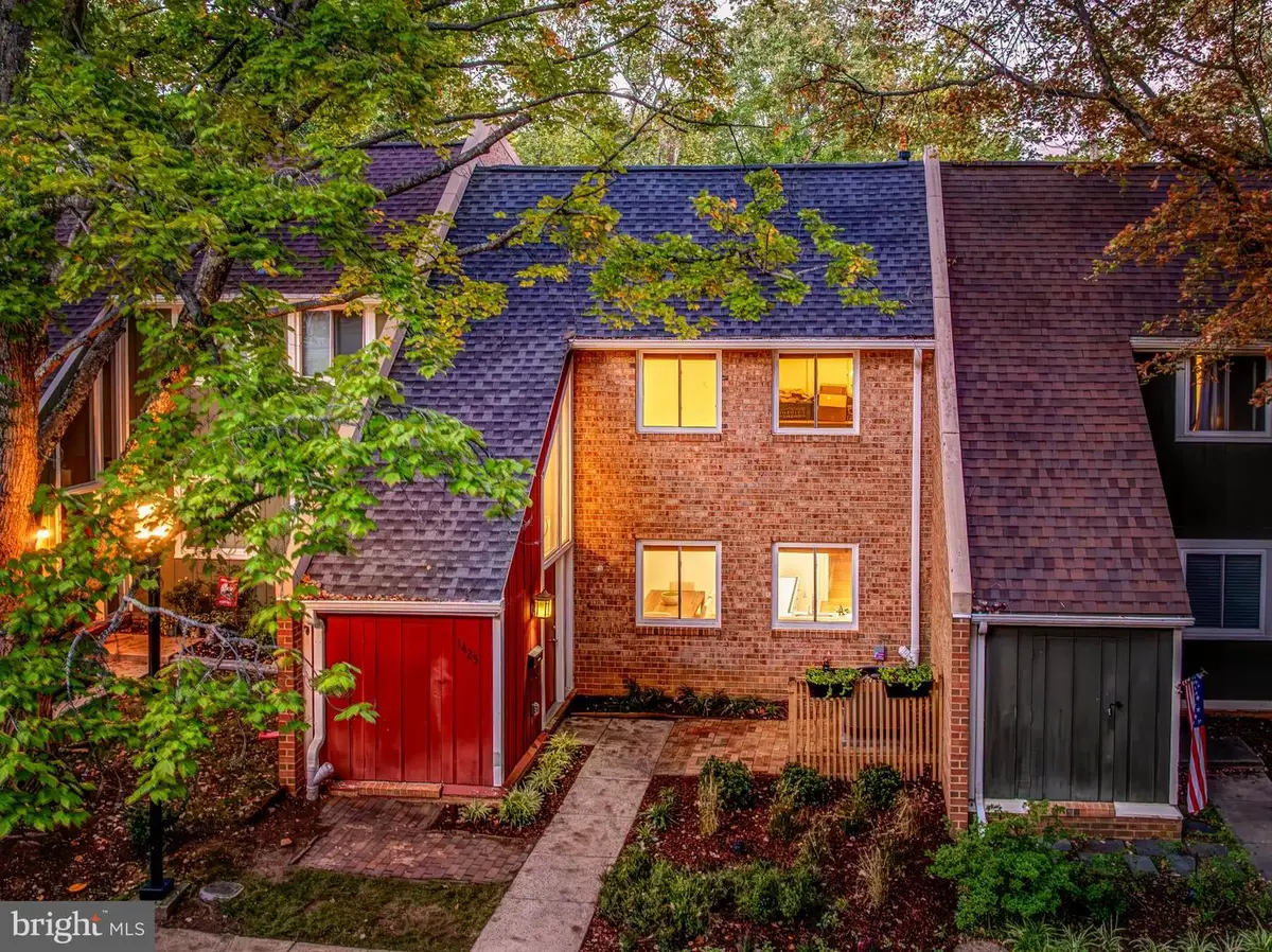1425 Greenmont Ct, Reston, VA 20190 - #1