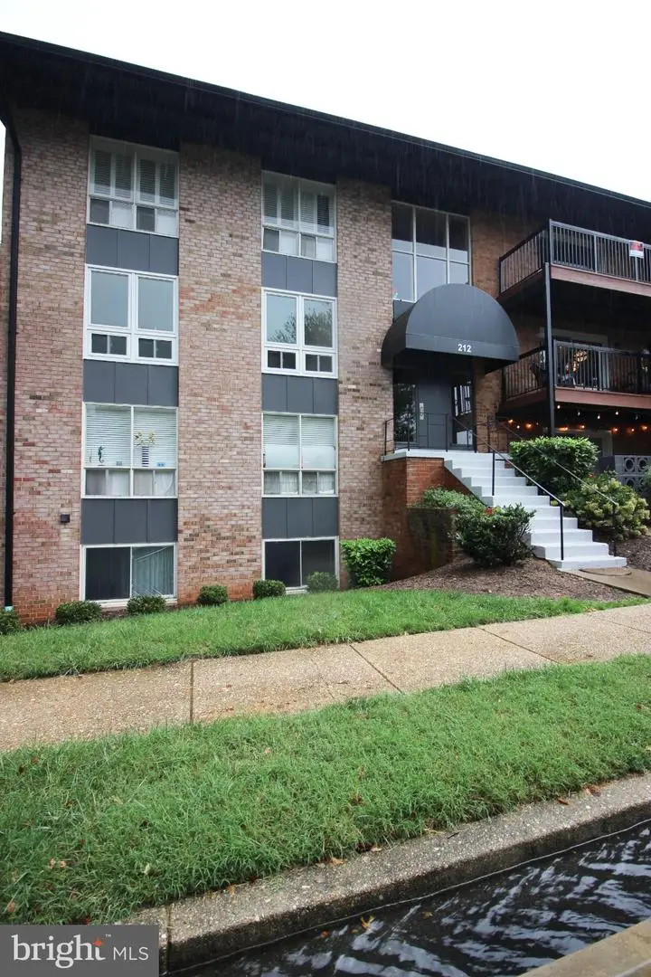 212 Locust St Se #106, Vienna, VA 22180 - #1