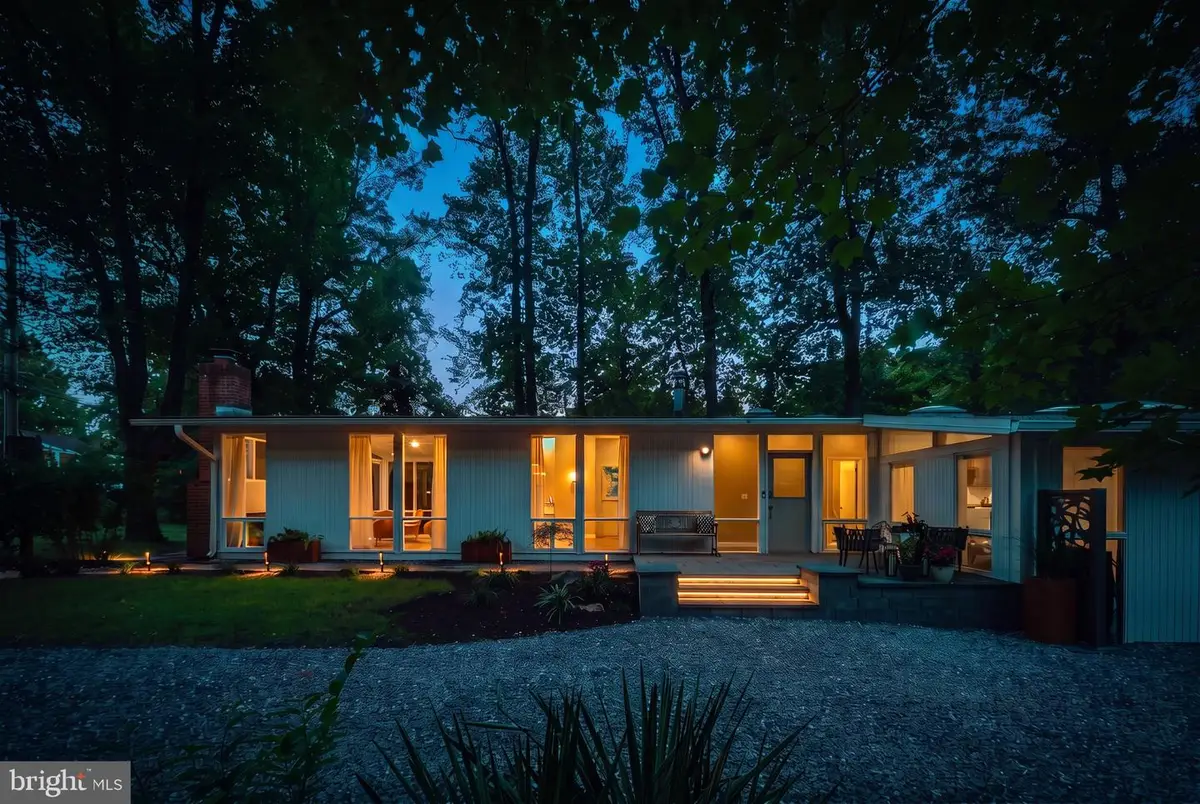 2400 Sherwood Hall Ln, Alexandria, VA 22306 - #1