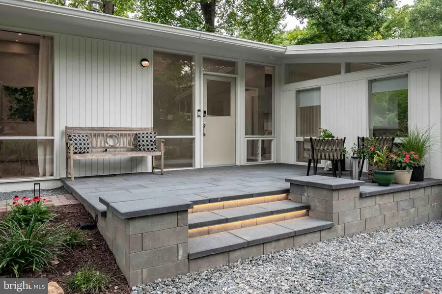2400 Sherwood Hall Ln, Alexandria, VA 22306 - #2