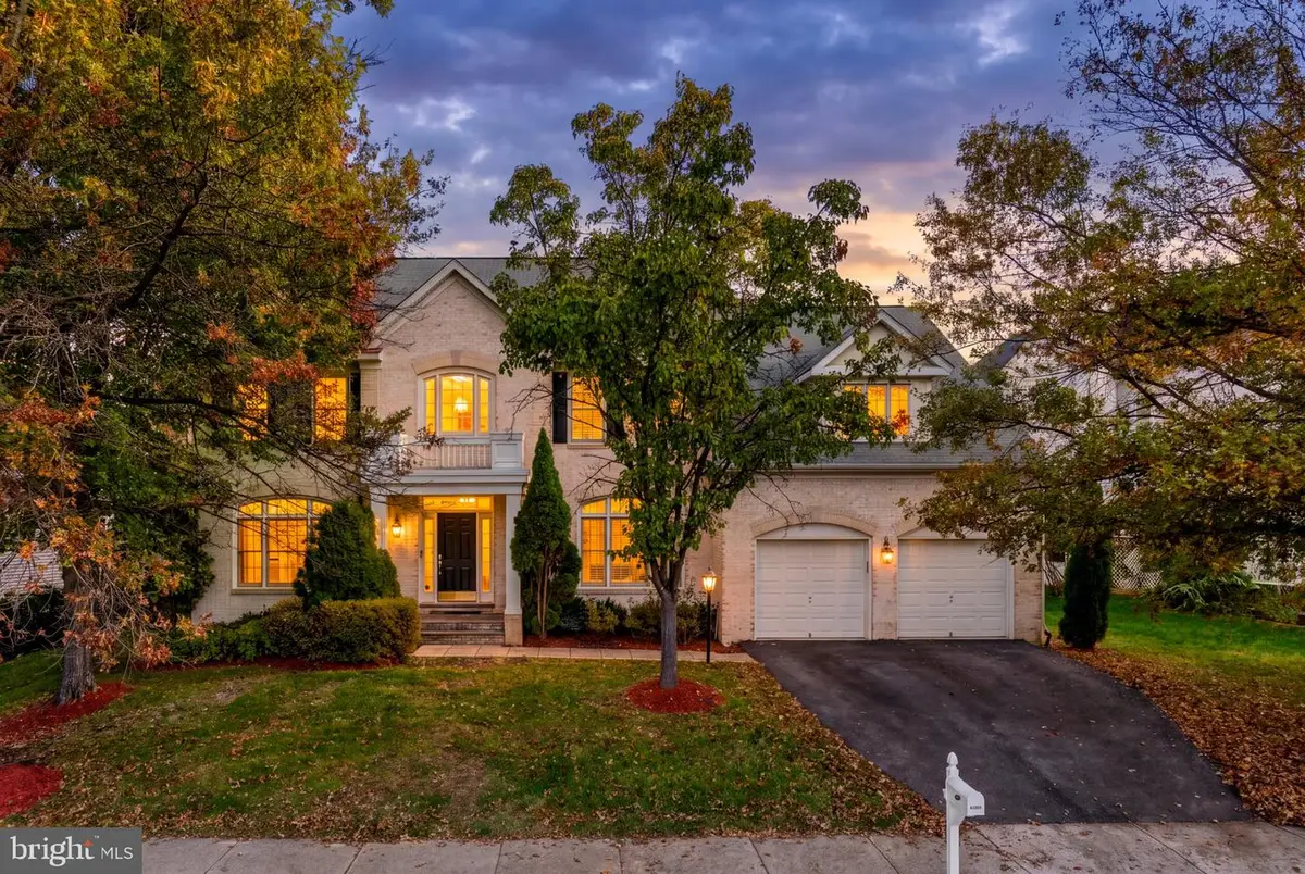 8302 Wolftrap Rd, Vienna, VA 22182 - #1