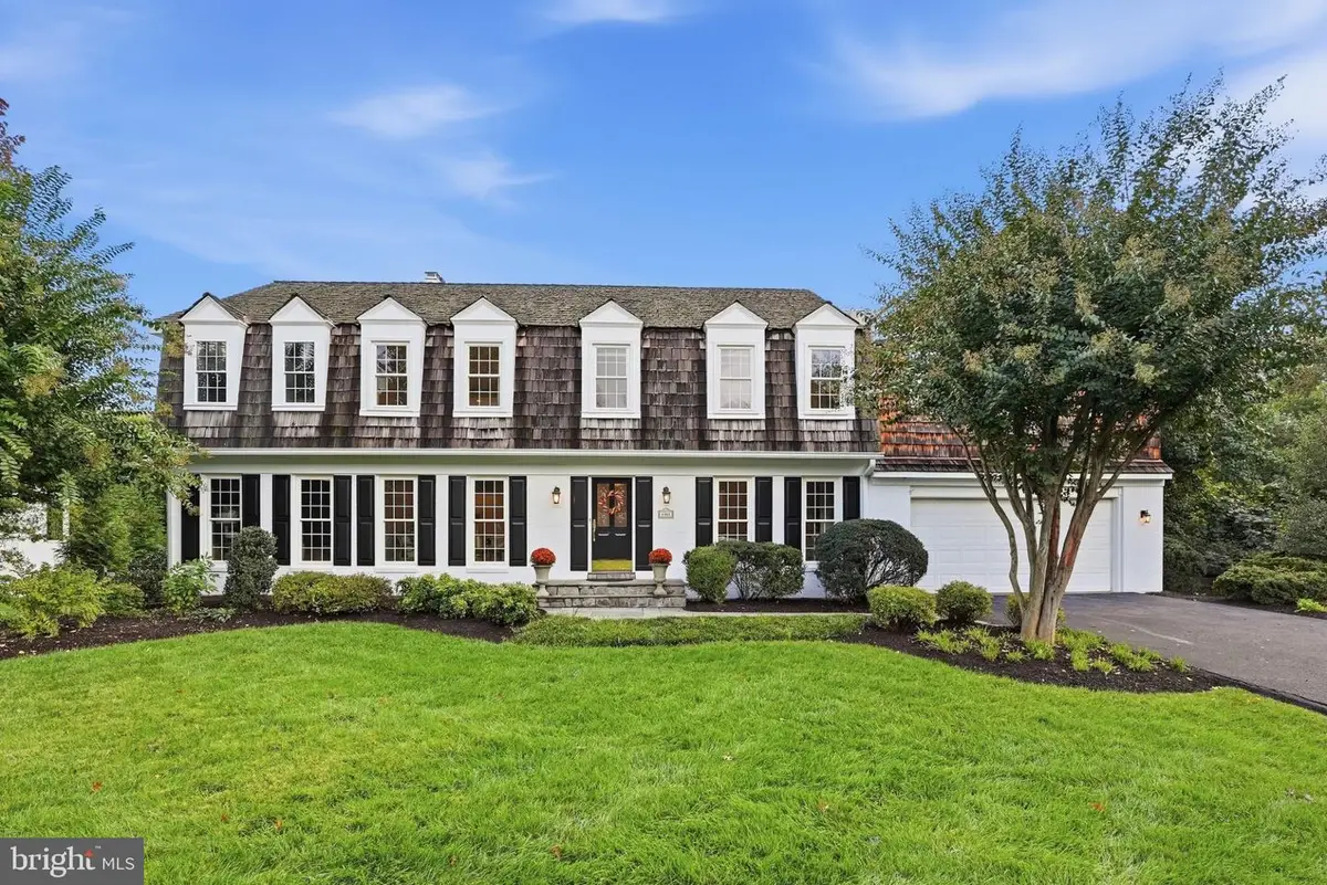 8461 Holly Leaf Dr, McLean, VA 22102 - #1