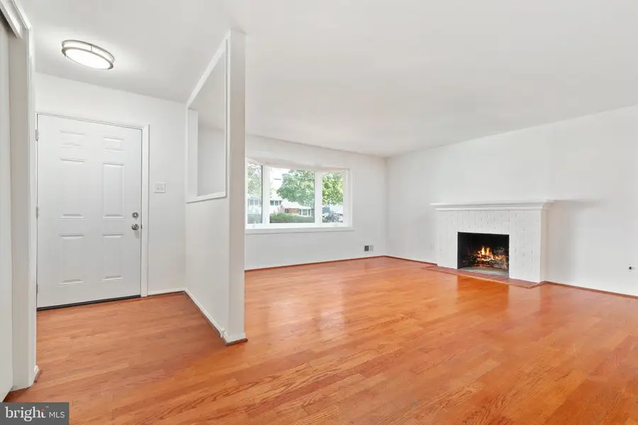 14717 Lock Dr, Centreville, VA 20120 - #2