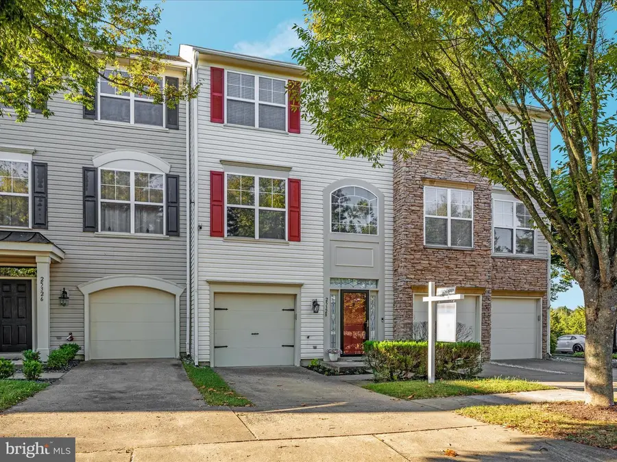 25328 Ashbury Dr, Chantilly, VA 20152 - Image #2