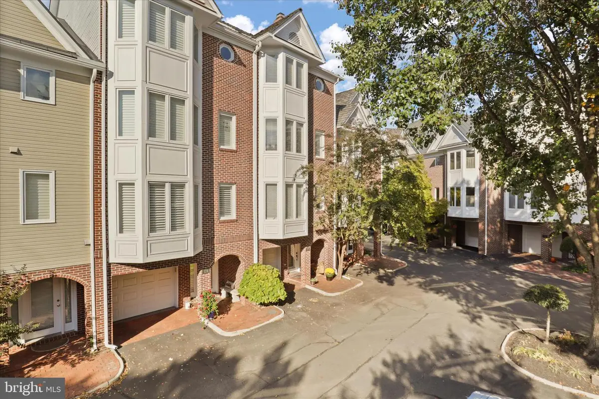 125 Chesterfield Pl, Leesburg, VA 20175 - Image #1