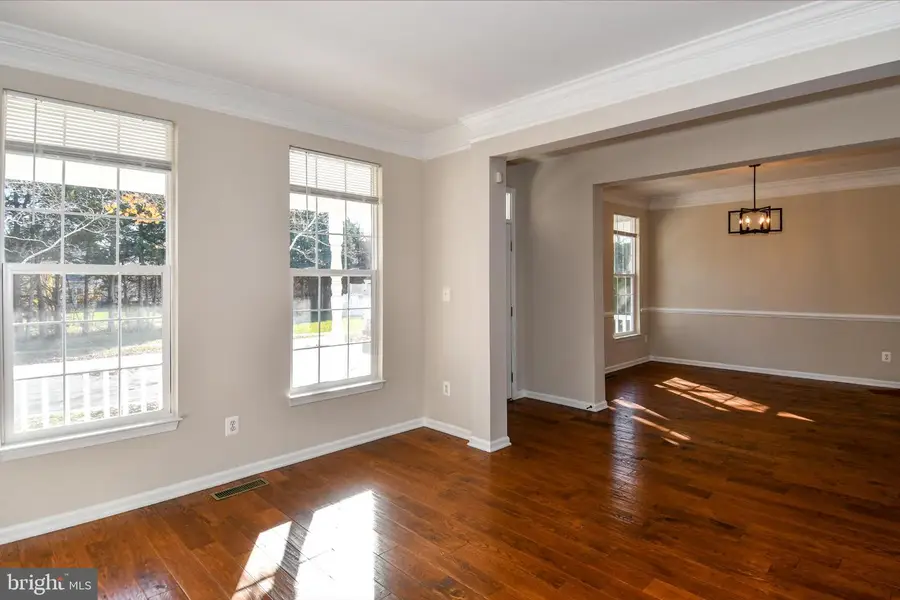 26005 Hartwood Dr, Chantilly, VA 20152 - Image #3