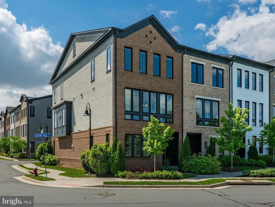 20305 Savin Hill Dr, Ashburn, VA 20147 - Image #2