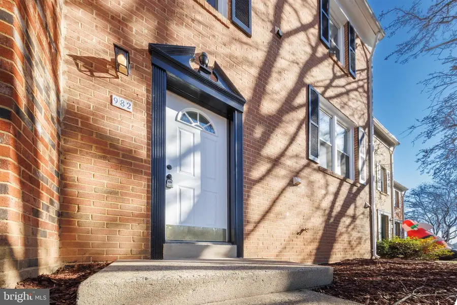 982 Holborn Ct, Sterling, VA 20164 - Image #2