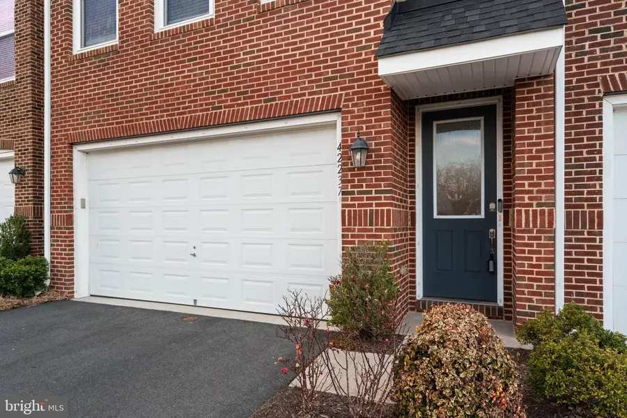 42237 Lancaster Woods Sq, Chantilly, VA 20152 - Image #3