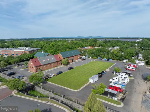 43140 Town Hall Plz, CHANTILLY, VA 20152