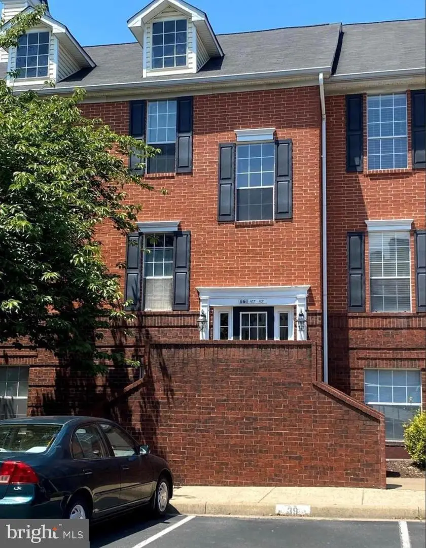 660 Gateway Dr Se #111, Leesburg, VA 20175 - Image #1