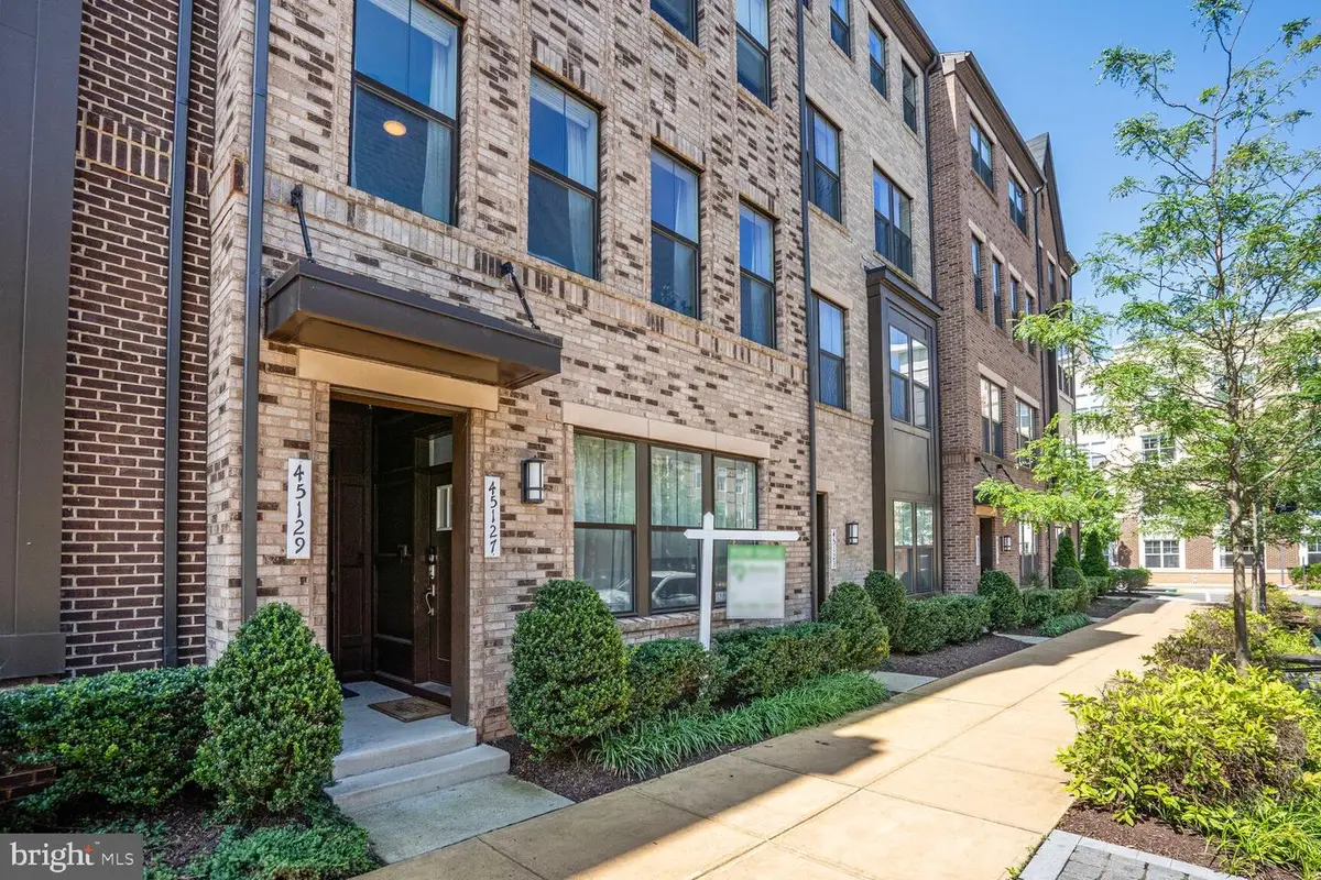 45127 Kincora Dr, Sterling, VA 20166 - #1