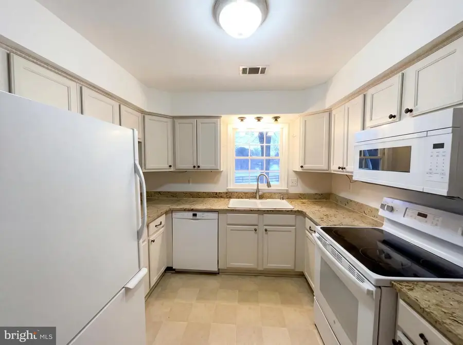 114 Applewood Ct, Hamilton, VA 20158 - #2