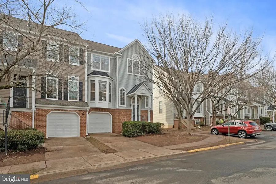 20572 Willoughby Sq, Sterling, VA 20165 - #2