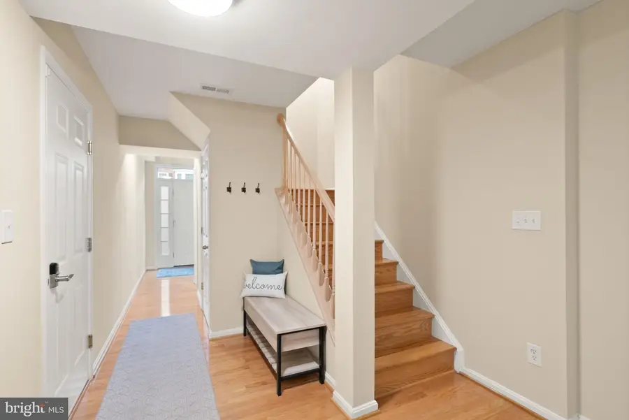 25213 Dunvegan Sq, Chantilly, VA 20152 - #3