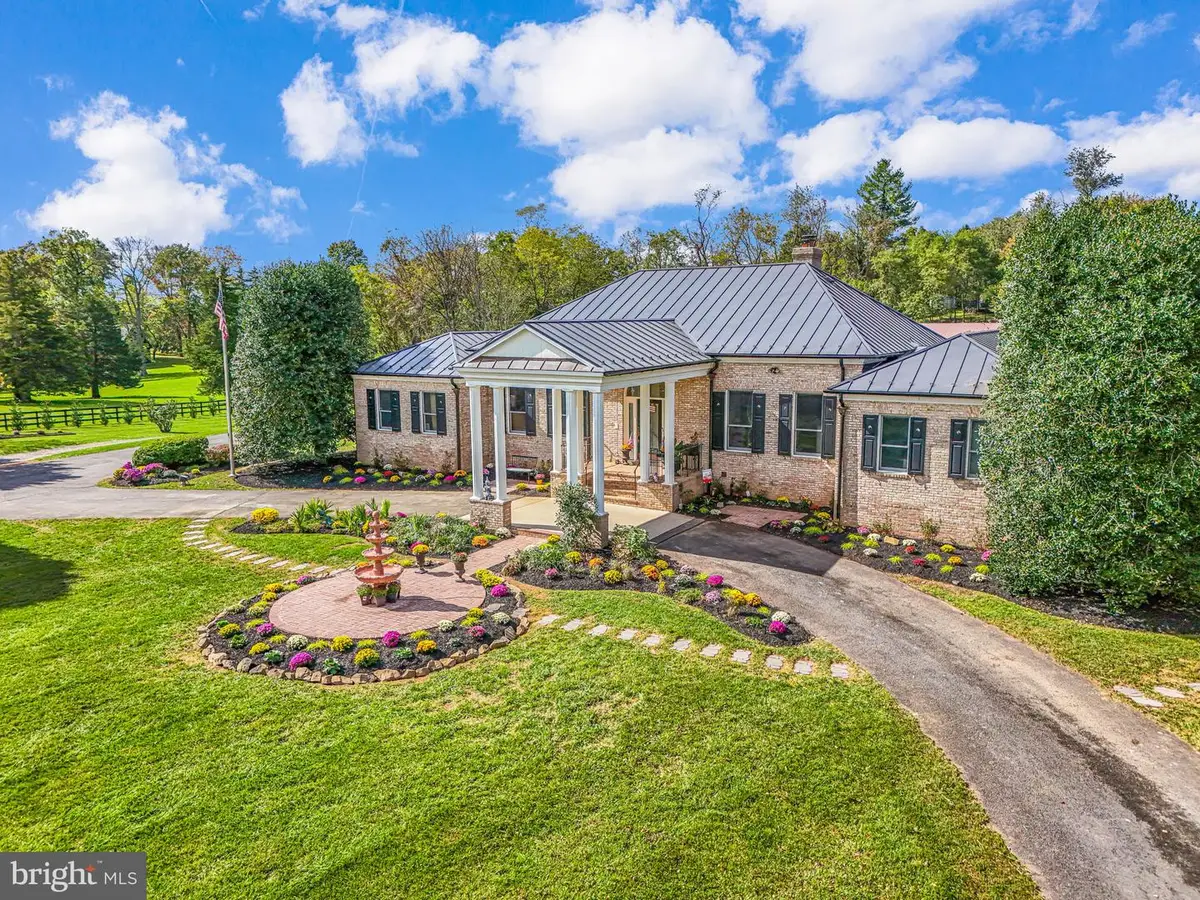 23333 Four Chimneys Ln, Middleburg, VA 20117 - #1