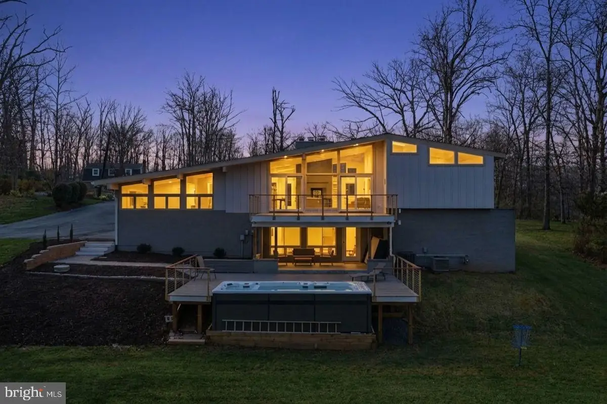 122 Lake Dr, Sterling, VA 20164 - #1