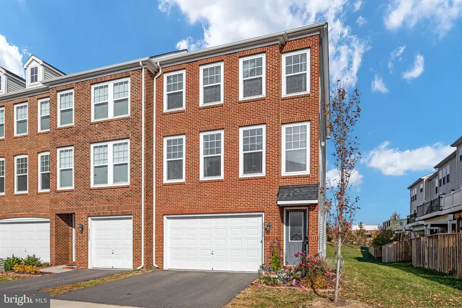 42304 Lancaster Woods Sq, Chantilly, VA 20152 - #2