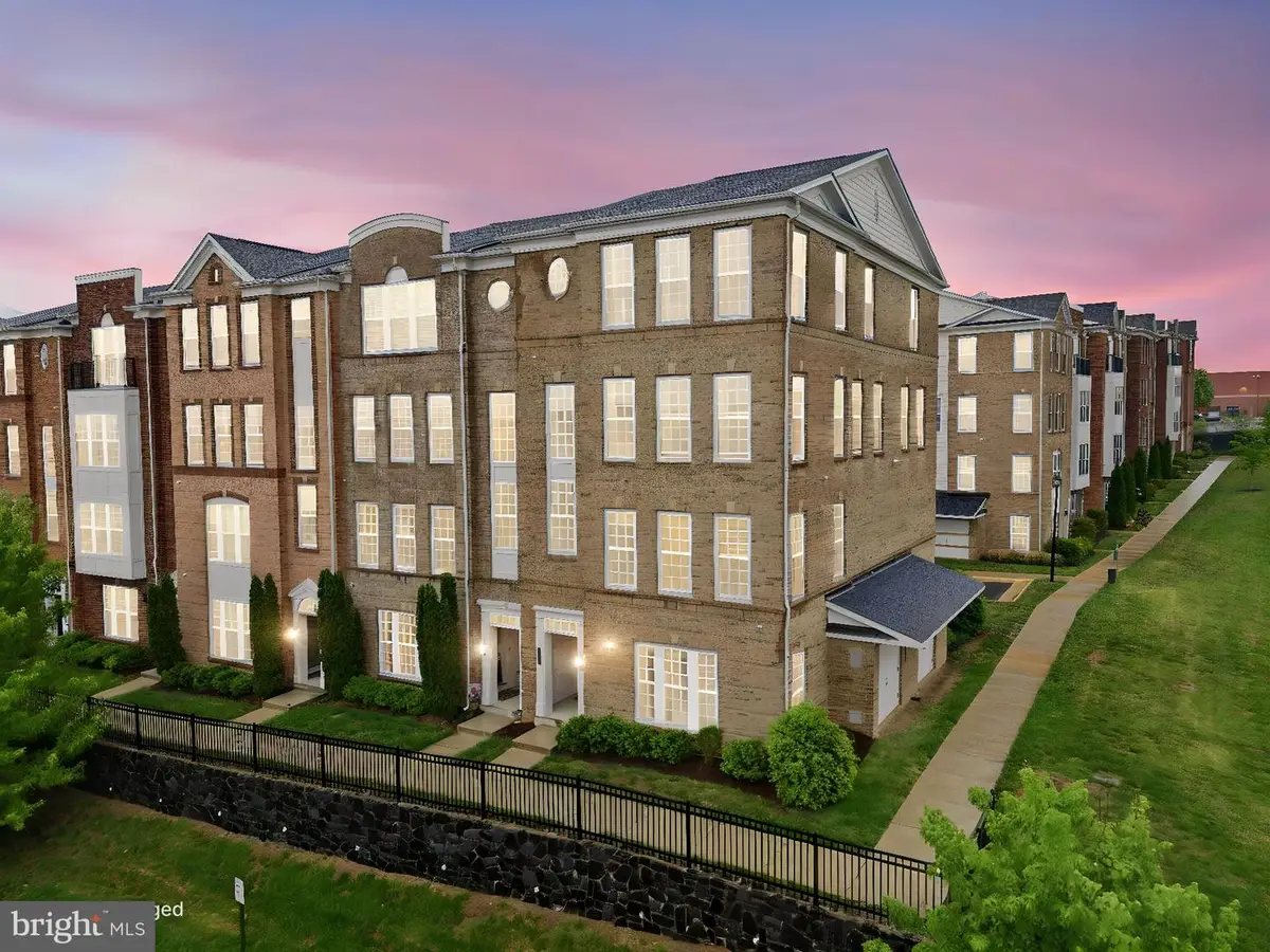 20718 Erskine Ter, Ashburn, VA 20147 - #1
