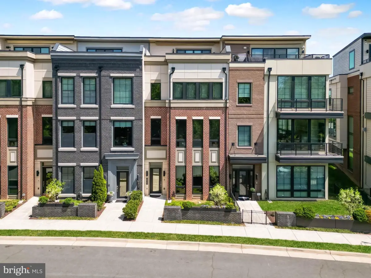 20364 Northpark Dr, Ashburn, VA 20147 - #1