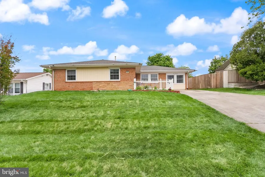 514 W Nettle Tree Rd, Sterling, VA 20164 - #2