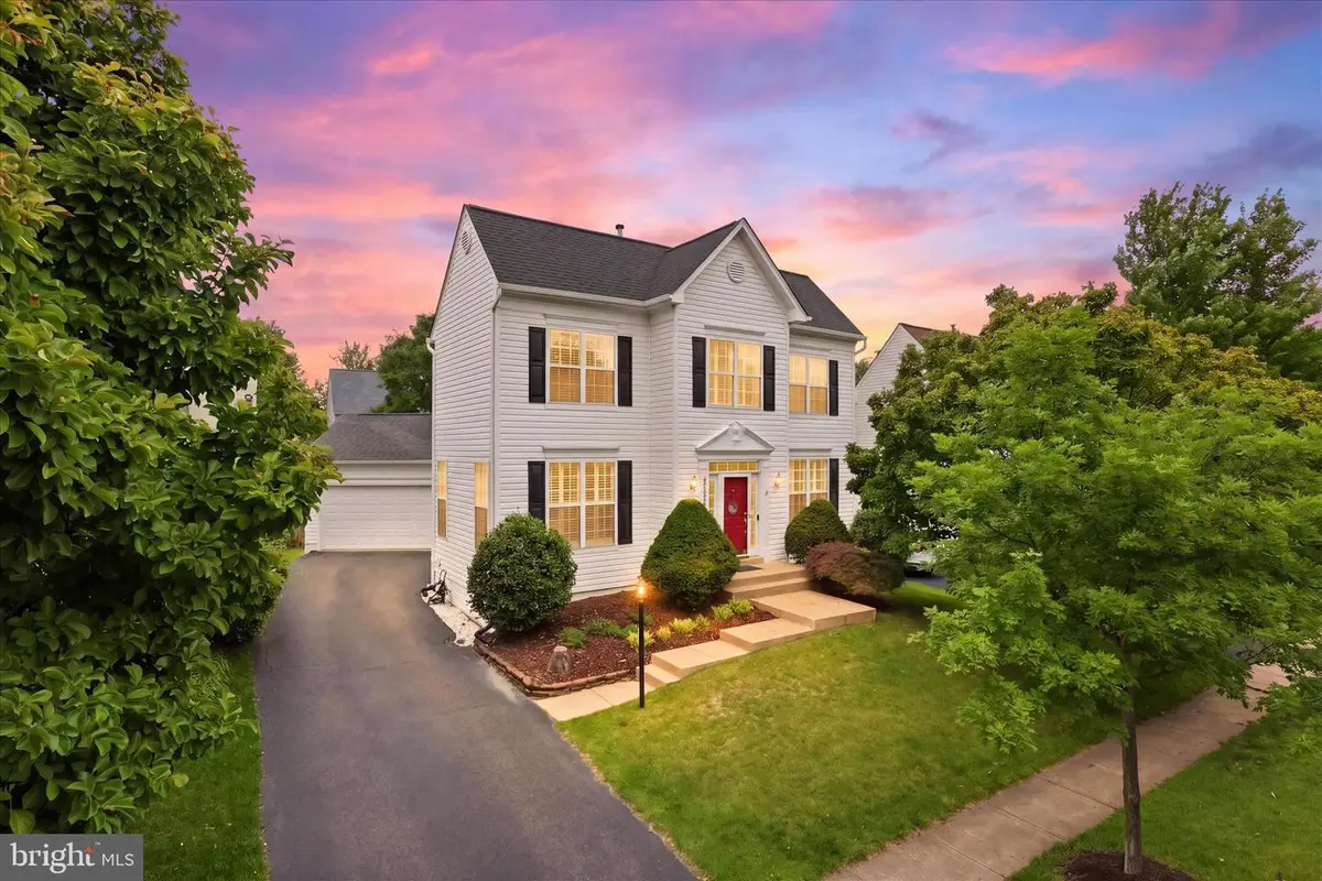 25352 Ripleys Field Dr, Chantilly, VA 20152 - #1