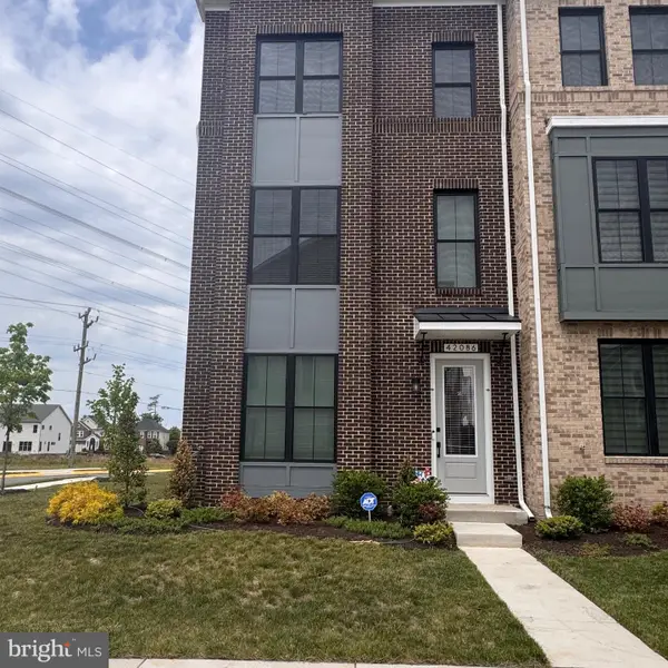 42086 Picasso Sq, BRAMBLETON, VA 20148
