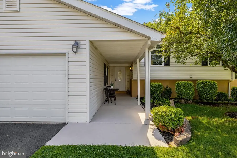 254 E Juniper Ave E, Sterling, VA 20164 - #3
