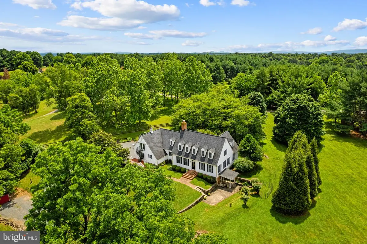 19725 Woodtrail Rd, Round Hill, VA 20141 - #1