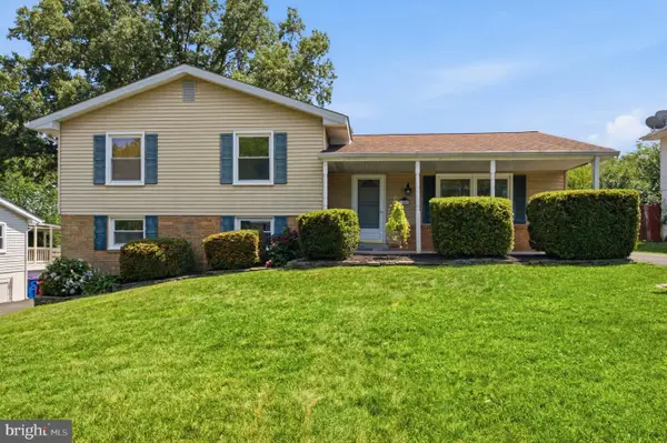 1206 E Iberia Rd, STERLING, VA 20164