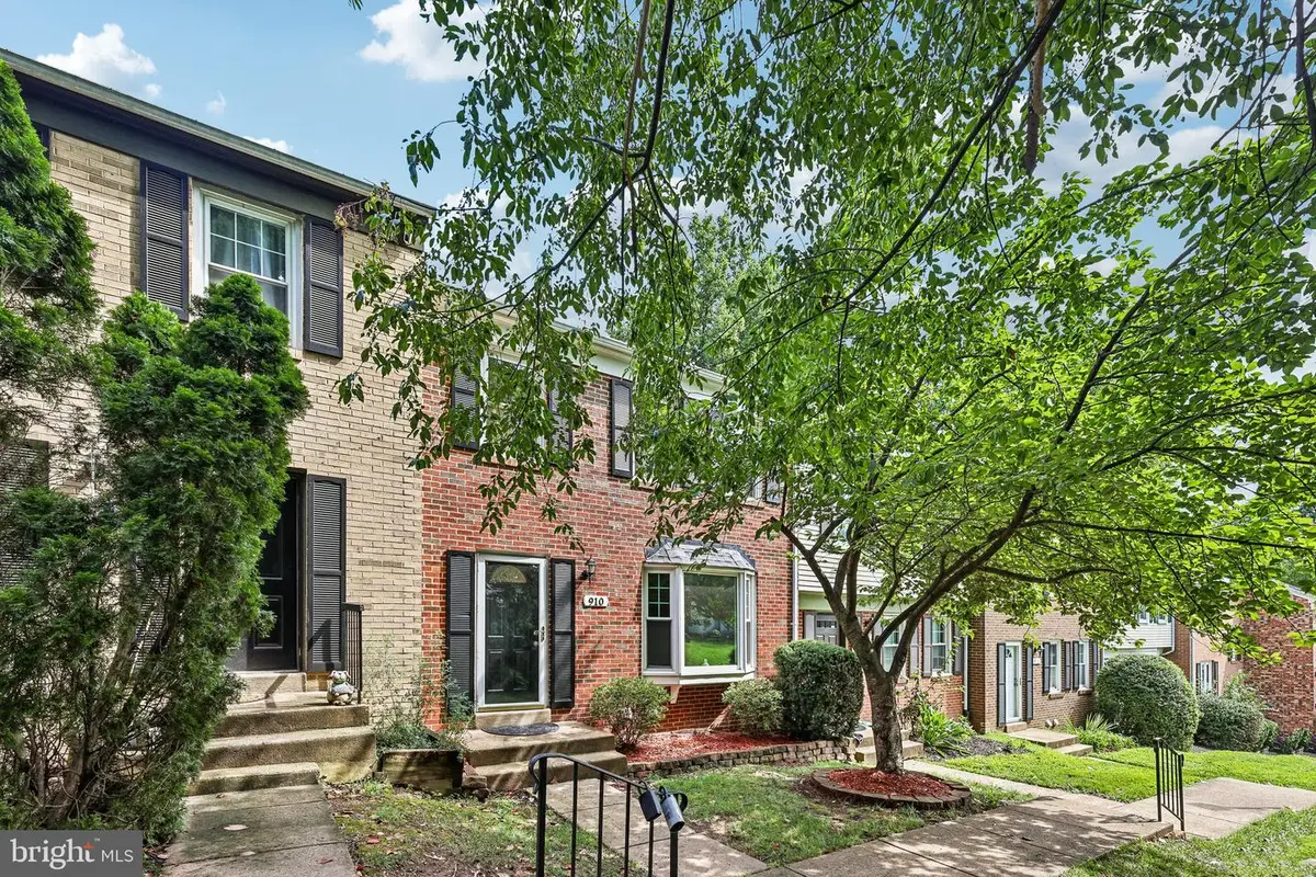 910 Sherwood Ct, Sterling, VA 20164 - #1