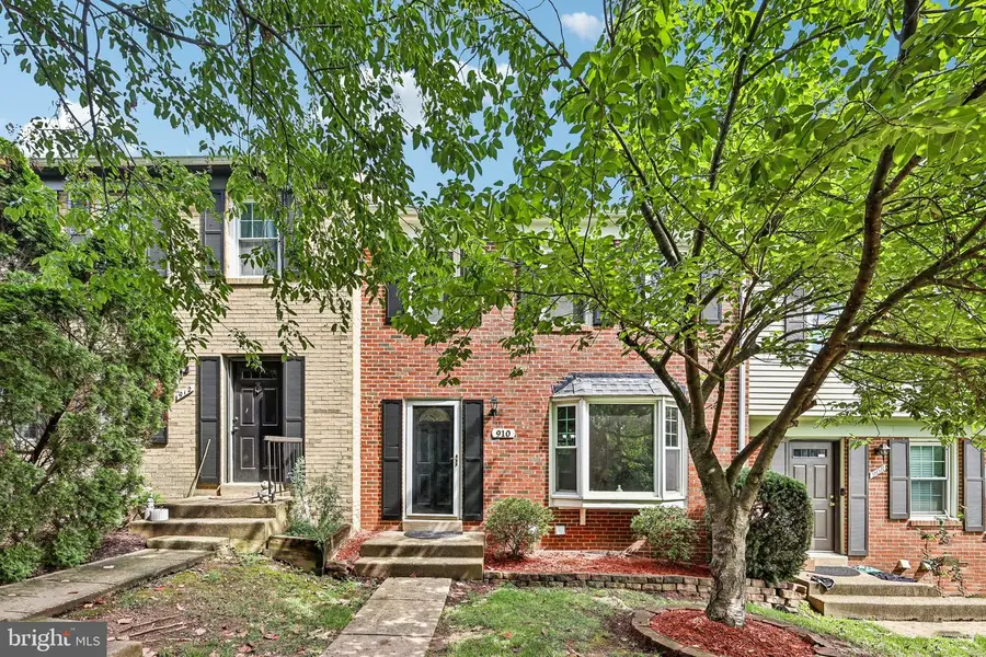 910 Sherwood Ct, Sterling, VA 20164 - #2