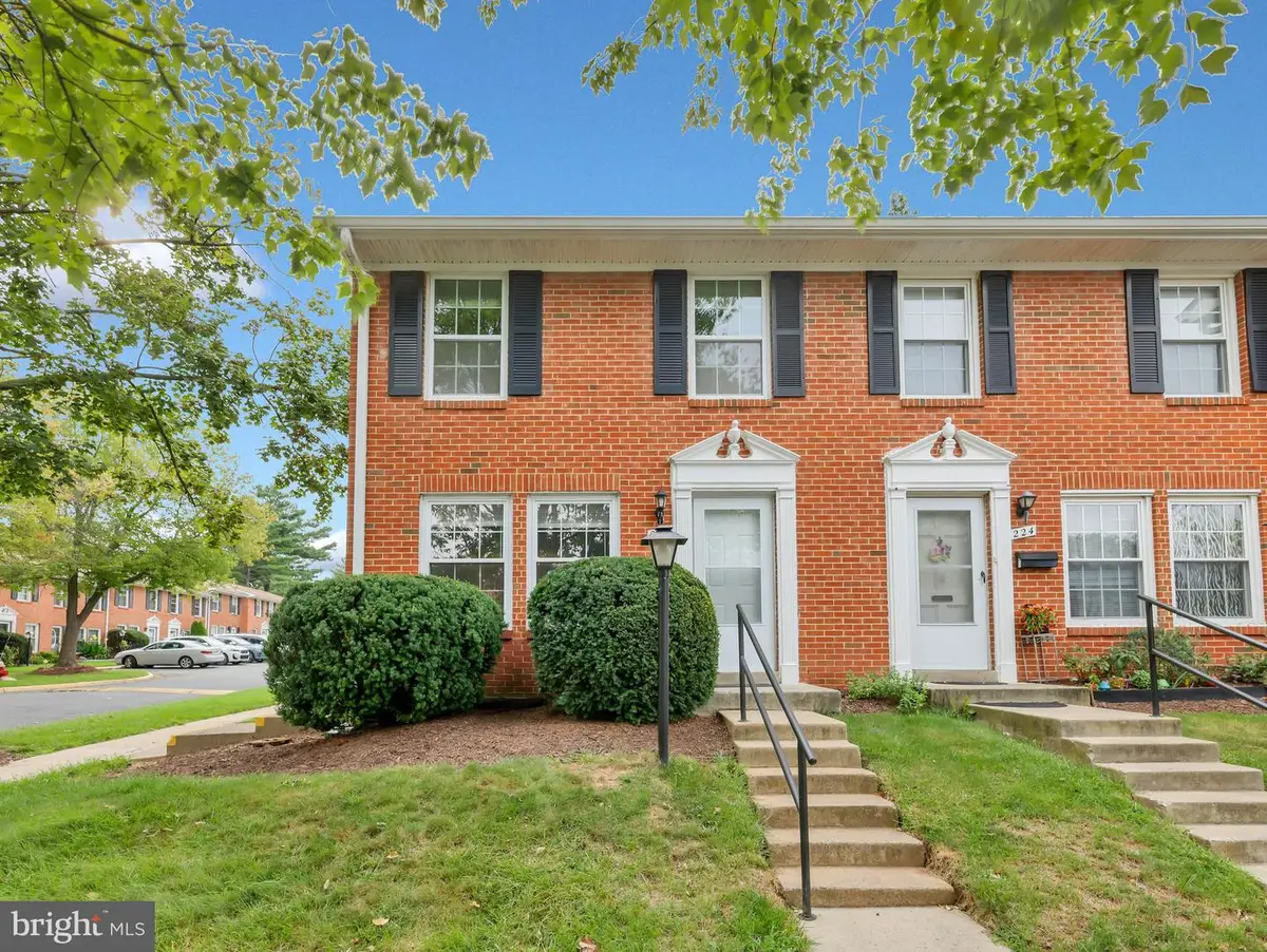 226 N Auburn Dr, Sterling, VA 20164 - #1
