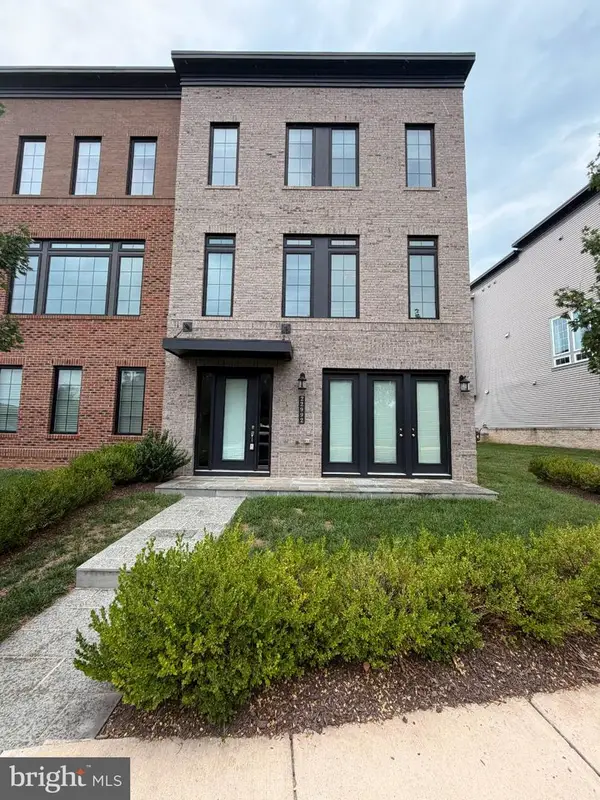 22992 Brooksbank Sq, BRAMBLETON, VA 20148